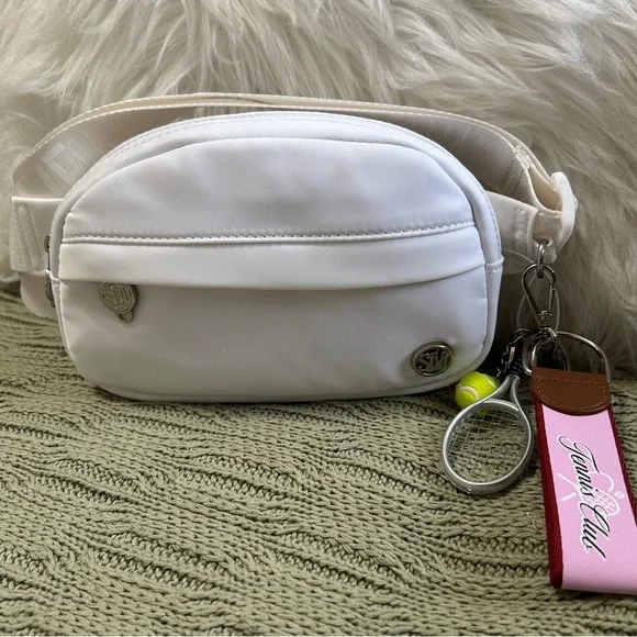 Macy’s Steve Madden White Crossbody Belt Bag with Charm Keychain - Picture 1 of 10